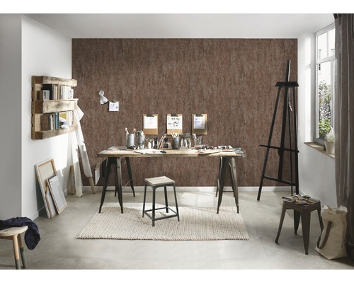 Künstleratelier mit Staffelei, Werkbank, Hocker, Bücherregal und brauner Wandtapete