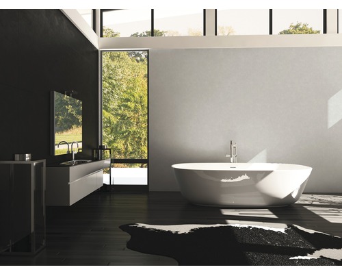 Badezimmer mit Badewanne, Waschtisch, Spiegel und Fenster