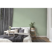 Schlafzimmer mit Bett, Vorhängen und grüner Wand