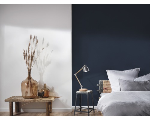 Idée de décoration avec table, lampe et lit dans la chambre