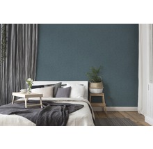 Schlafzimmer mit Bett, Vorhängen und gemusterter Tapete