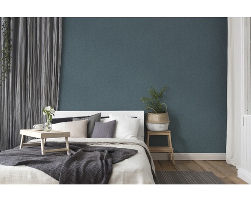 Chambre avec lit, rideaux et papier peint à motifs