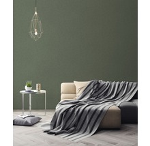 Wohnzimmer mit Sofa, Tisch, Kissen und Lampe