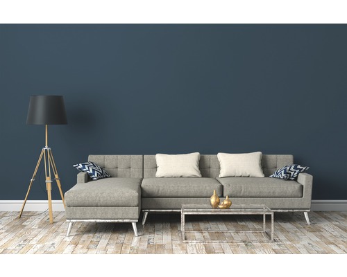 Salon avec canapé gris, lampadaire et table basse