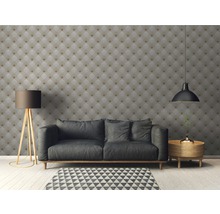 Salon avec canapé, lampe et papier peint à motifs