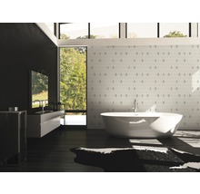 Modernes Badezimmer mit freistehender Badewanne, Waschtisch und großem Fenster