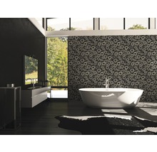 Modernes Badezimmer mit freistehender Badewanne, Waschtisch und gemusterter Tapete