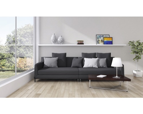 Salon avec canapé, table et décoration