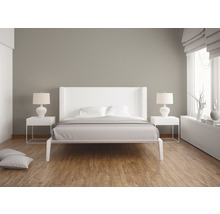 Chambre à coucher avec lit, tables de chevet et lampes