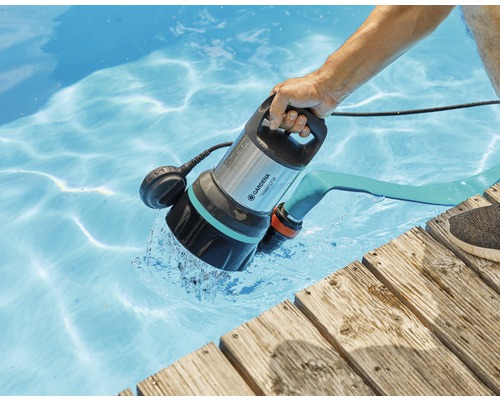 Gardena Schmutzwasser-Tauchpumpe im Einsatz in einem Pool