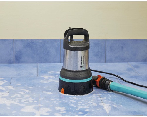 Gardena Schmutzwasser Tauchpumpe mit Schlauch auf gefliestem Boden