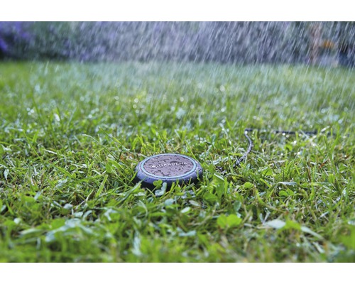 Gardena Logo auf einem Rasensprenger im Einsatz auf einer Rasenfläche