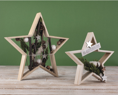 Zwei Holzsterne mit Weihnachtsschmuck als Dekoration