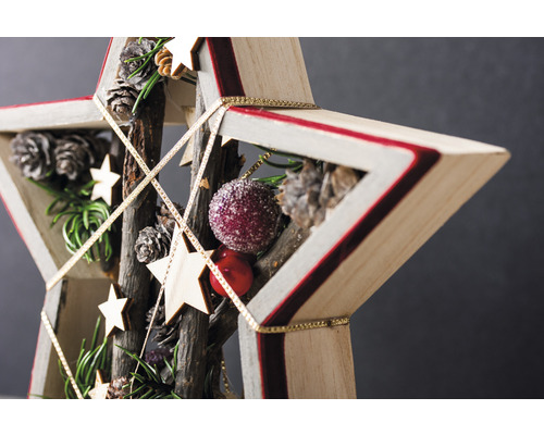 Dekorativer Holzstern mit Tannenzapfen und Kugeln