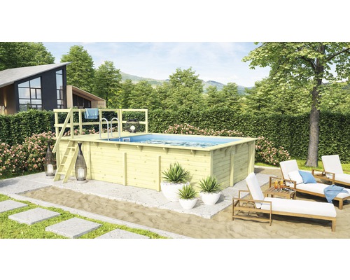 Rechteckiger Holzpool mit Leiter, Lounge-Möbeln und Bepflanzung im Garten.