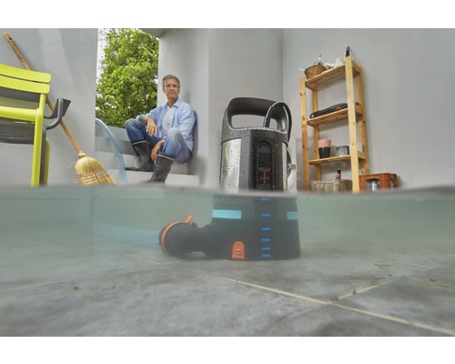 Gardena Schmutzwasser-Tauchpumpe im Einsatz mit sitzendem Mann im Hintergrund