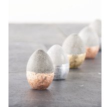 Reihe von Dekorationseiern aus Beton mit Beschichtung