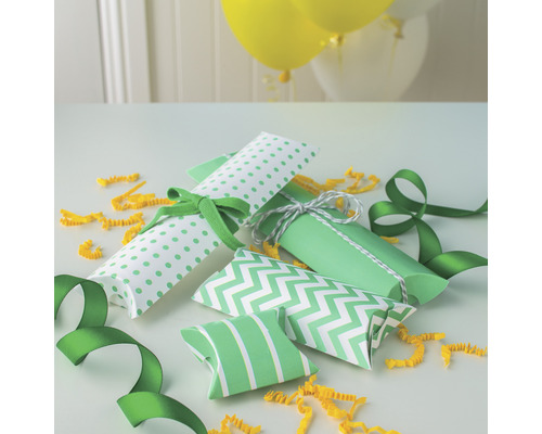 Dekorative Geschenkverpackungen für Partys mit Bändern und Luftballons