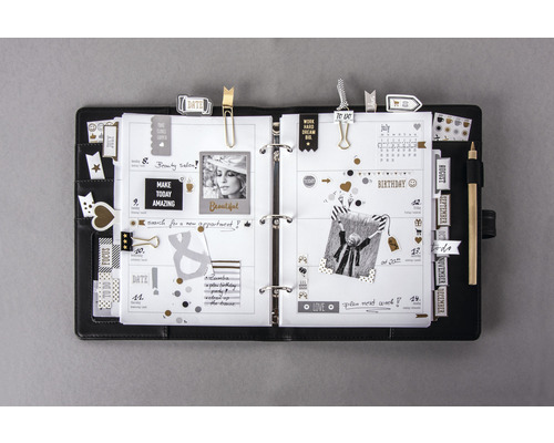 Agenda ouvert avec des photos et des décorations