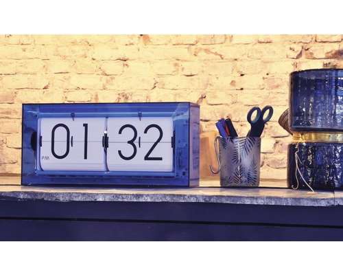 Tischuhr mit Umblätteranzeige und Dekorationsgegenständen