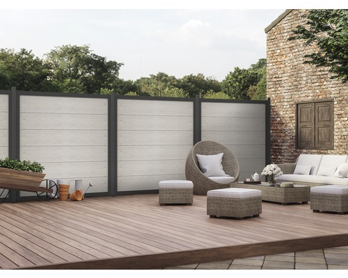 Espace extérieur avec clôture, terrasse et mobilier de jardin