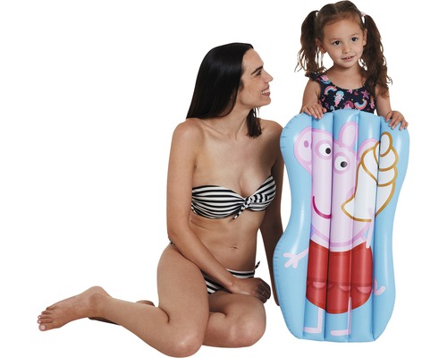 Mutter und Tochter mit Peppa Wutz Luftmatratze