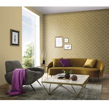 Salon avec canapé, fauteuil, table basse et papier peint à motifs