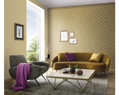 Salon avec canapé, fauteuil, table basse et papier peint à motifs