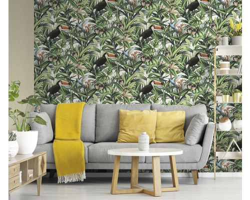 Wohnzimmer mit Dschungeltapete mit Pflanzen und Tukanmotiven