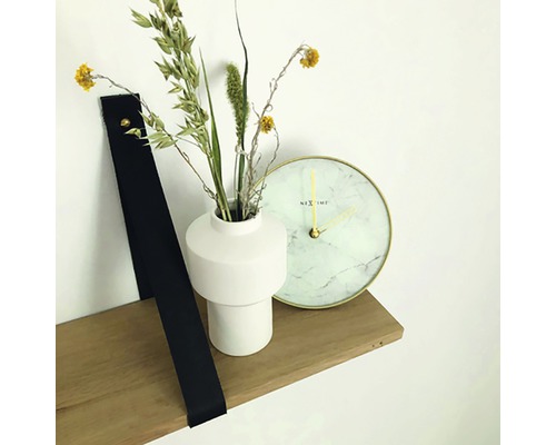 Scène décorative avec étagère murale, vase avec plantes et horloge