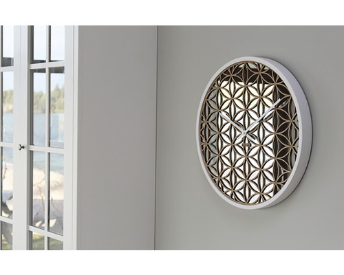 Runde Wanduhr mit Blumenmuster an einer Wand