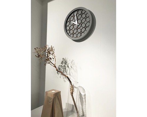 Horloge murale avec motif géométrique au-dessus d''éléments décoratifs