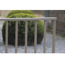 Detailansicht eines Gartenzauns aus Metall