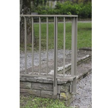 Metallzaun an einer Mauer im Aussenbereich