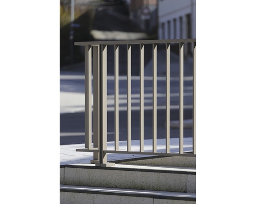 Metallgeländer an einer Treppe im Aussenbereich