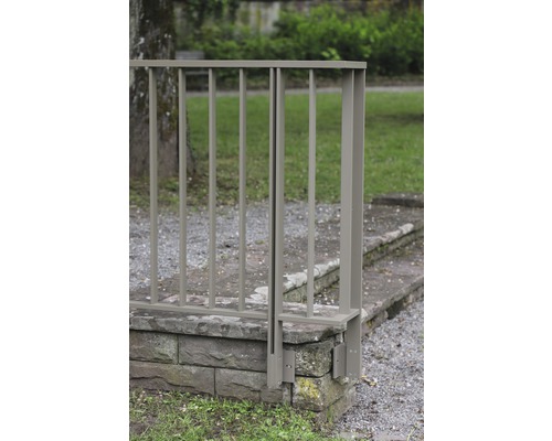Gros plan d''une balustrade métallique sur un mur de pierre à l''extérieur
