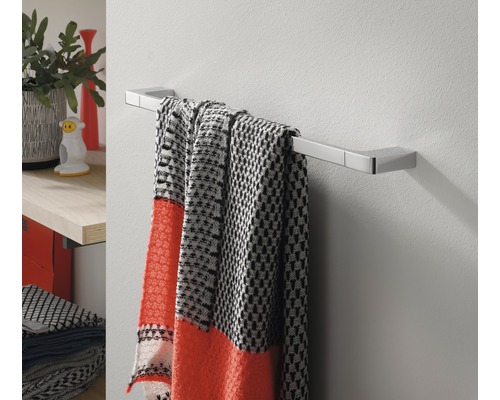 Handtuchhalter mit Handtuch an einer Wand montiert.