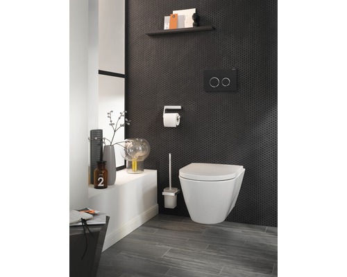 Badezimmer mit Wandtoilette, Toilettenbürste, Toilettenpapierhalter und Regal