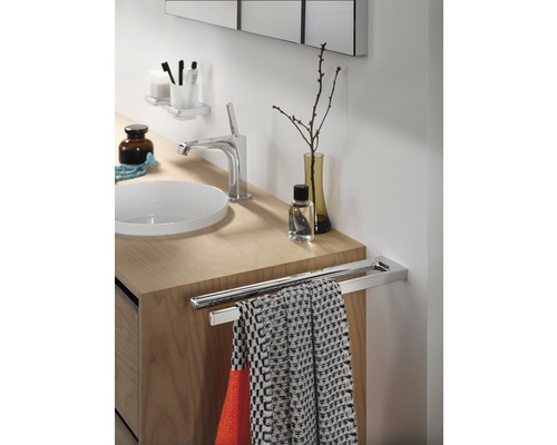 Badezimmeransicht mit Waschbecken, Armatur und Handtuchhalter mit Handtuch