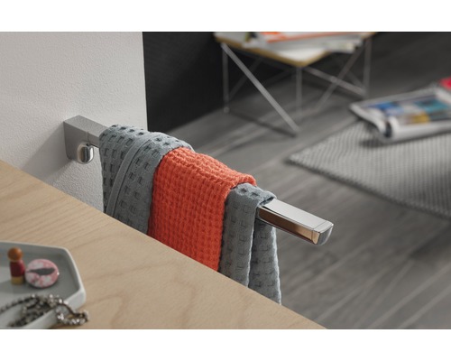 Handtuchhalter mit zwei Handtüchern im Badezimmer