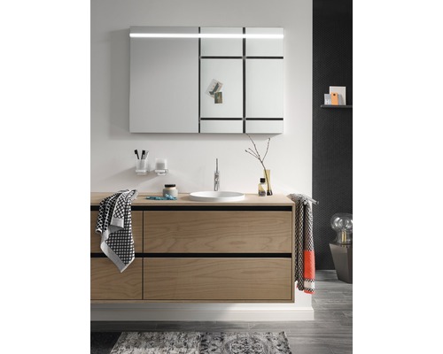 Modernes Badezimmer mit Waschtischunterschrank, Aufsatzwaschbecken und beleuchtetem Spiegelschrank.