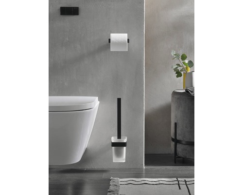 Modernes Badezimmer mit Wand-Tiefspül-WC, Toilettenpapierhalter und WC-Bürstengarnitur