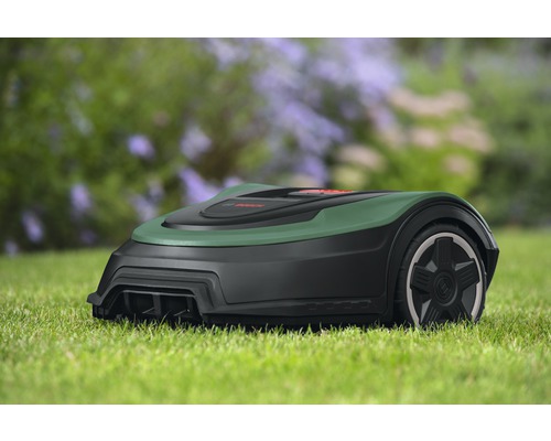 Rasenmäherroboter auf Rasenfläche