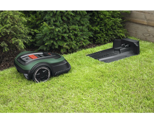 Rasenmäherroboter mit Ladestation auf Rasenfläche