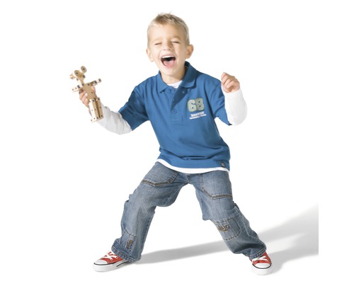 Garçon avec jouet en bois et jeans