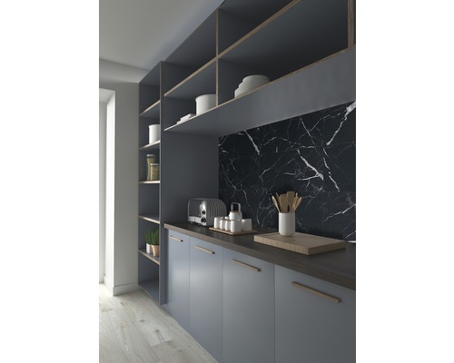 Küchenszene mit Schränken, Regalen, Arbeitsplatte und Küchenutensilien