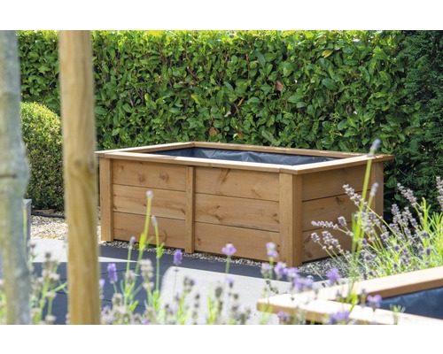 Holz-Pflanzkasten im Garten