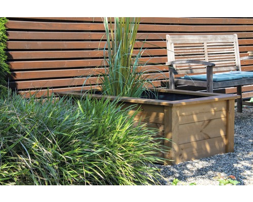 Holzpflanzkasten mit Bepflanzung im Garten