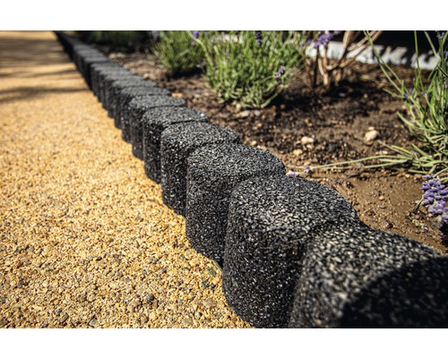 Chemin de jardin avec bordures de pelouse en caoutchouc