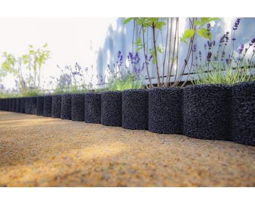 Scène de jardin avec bordure de pelouse en granulés de caoutchouc